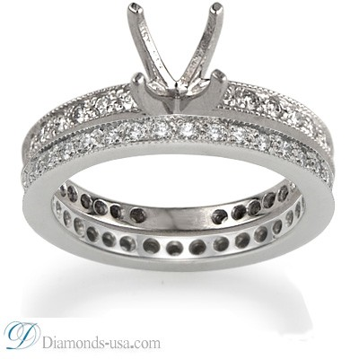 Delicados anillos de novia engastados con diamantes redondos.
