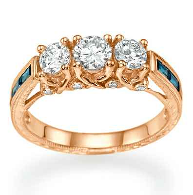 Anillo de compromiso, estilo antiguo con tres diamantes