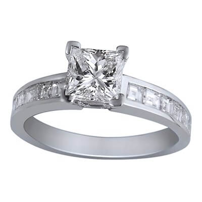Engagement ring with Caree cut side diamonds