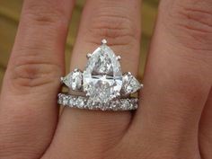 Jessica Simpson’s hand with her pear shaped diamond ring