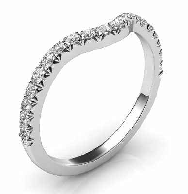 Correa de matrimonio a juego para el delicado anillo de compromiso de halo redondo