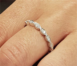 Foto Alianza de diamantes festoneados de