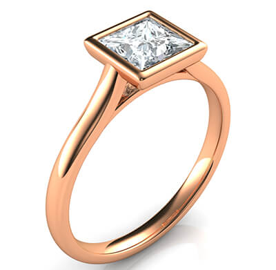 Delicado anillo de compromiso de bisel de perfil bajo para Princess Diamonds-Angelina