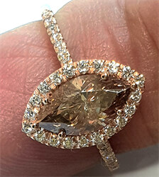 Foto Anillo marquesa con diamantes laterales, 1,50 quilates en total de