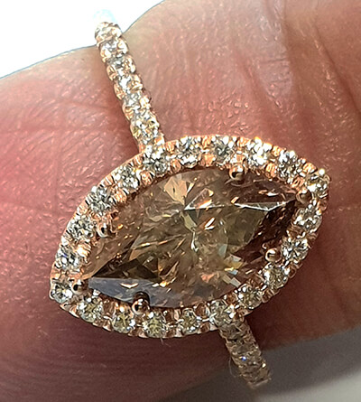 Anillo marquesa con diamantes laterales, 1,50 quilates en total