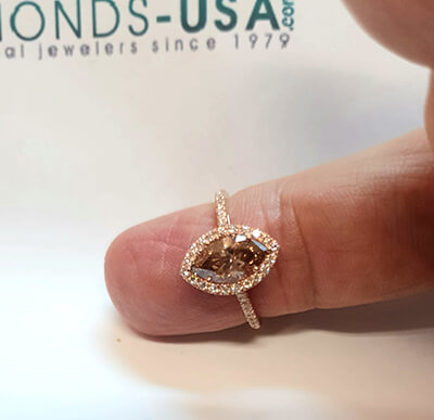 Anillo marquesa con diamantes laterales, 1,50 quilates en total