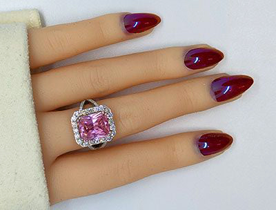 Anillo cóctel Spinnel rosa de 10 quilates y 1,25 diamantes laterales