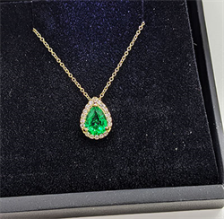 Picture of Emerald 6x8 mm pendant with diamonds