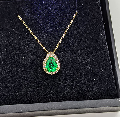 Emerald 6x8 mm pendant with diamonds