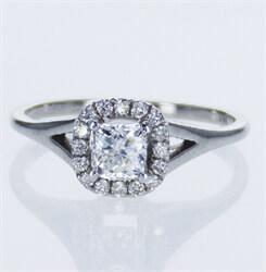 Foto Listo para enviar, diamante tipo cojín de 0,48 quilates D VS1 + lados de 0,13, anillo de compromiso, en oro blanco de 14 k de