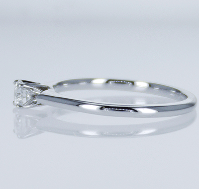 Delicado anillo de compromiso con solitario Novo, para diamantes más pequeños