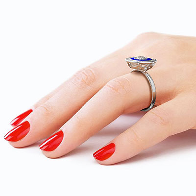 Anillo de compromiso con halo de diamantes y esmalte hecho a mano