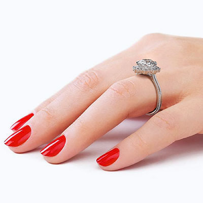 El anillo de compromiso con halo de girasol