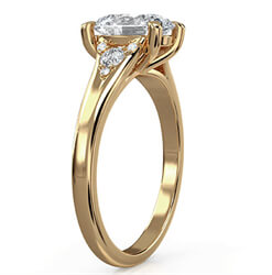 Foto Anillo de compromiso ovalado en oro amarillo con banda dividida y diamantes laterales de